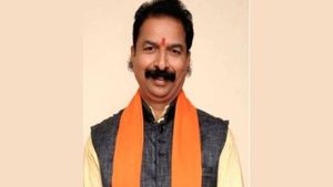 லிஃப்ட் கேட்ட பெண்ணுடன் ஹோட்டலில் ரூம் போட்ட ஆர்எஸ்எஸ் நிர்வாகி.. ரெக்கார்டான வீடியோ.. பரபர கர்நாடகா