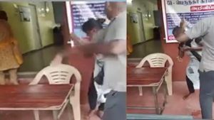  மை டியர் மச்சான் நீ மனசு.. டிக்-டாக் காதலிக்கு கன்னத்தில் பளார்! வீடியோவால் காலியான எஸ்.ஐ. வேலை! 