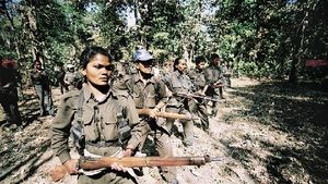 பயங்கரவாதிகளாகும் மாவோயிஸ்டுகள்? சத்தீஸ்கருக்கு திரும்பும் ஆதிபழங்குடிகள் ஆந்திராவில் படுகொலையா? 