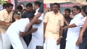 வரிசையாக எடப்பாடி பழனிசாமி காலில் விழுந்த அதிமுக நிர்வாகிகள்.. ‘திரும்பும் கலாச்சாரம்?’ - சலசலப்பு! 