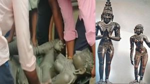 1000 ஆண்டு பழமையான சிலைகளை பதுக்கி வைத்த ஸ்தபதி..அதிரடியாக மீட்ட சிலை கடத்தல் தடுப்பு பிரிவு போலீஸ் 