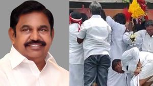 வேட்டி கிடக்கட்டும்.. எடப்பாடிதான் முக்கியம்.. வேட்டி அவிழ்ந்தது கூட தெரியாமல் முந்தியடித்த தொண்டர்!