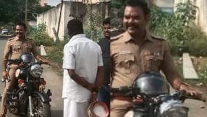 நான் தான் இன்ஸ்பெக்டர்! போலீஸ் சீருடையில் சுற்றிய காங்கிரஸ் பிரமுகர் கைது! காரணத்த பாருங்களேன்! 