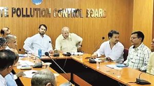  அரசு அதிகாரிகள் கூட்டத்தில் லாலு பிரசாத் யாதவின் மருமகன்.. பீகாரில் புதிய சர்ச்சை.. பாஜக விமர்சனம்!