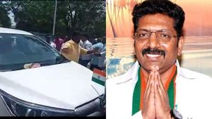 அமைச்சர் பிடிஆர் கார் மீது செருப்பு வீசிய விவகாரம்.. விசாரணை வளையத்தில் மதுரை சரவணனின் உதவியாளர்! 
