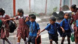 தமிழ்நாட்டில் கொட்டித்தீர்க்கும் கனமழை.. எந்தெந்த மாவட்டங்களில் பள்ளிகளுக்கு விடுமுறை? 