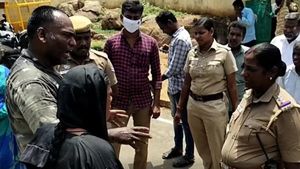  போலீசாரைக் கண்டித்து தீக்குளிக்க முயன்ற தம்பதி... திருச்சி ஆட்சியர் அலுவலகம் முன்பு பரபரப்பு! 
