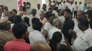 சேர்ந்தே இருப்பது.. காங்கிரஸும் கோஷ்டி மோதலும்! கைகலப்பால் கலவரக் காடான ஆபிஸ்! அலறி ஓடிய தொண்டர்கள்!