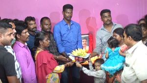  ரூ 24 லட்சம் நிதி-  உசிலம்பட்டியில் தற்கொலை செய்த போலீஸ் குடும்பத்திற்கு சக காவலர்கள் உதவி!