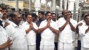 அண்ணே கொஞ்சம் இருங்க.. 8.15-க்கு தான் உள்ளே போகனும்! பழனி’சாமி’யை தரிசித்த பழனிசாமி! என்ன காரணமாம்? 