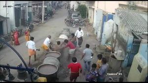 கூழ் காய்ச்சும் போது காக்கா வலிப்பு..! கொதிக்கும் அண்டாவில் அப்படியே விழுந்த இளைஞர் பலி! ஷாக் வீடியோ