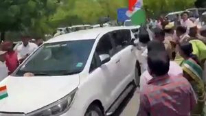 அங்க கொடுத்தாரு பாருங்க ஒரு அழுத்தம்.. ‘விமான நிலைய பாதுகாப்பில் குளறுபடி?’ - சிண்ட்ரெல்லா வருவாரா? 