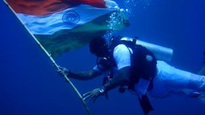 75-வது சுதந்திர தினம்... 75 அடி ஆழ்கடலில் தேசியக் கொடி... நீச்சல் வீரர் அரவிந்த் அசத்தல்! 