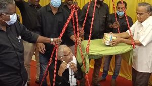 திராவிடர் கழக துலாபாரம்! கி.வீரமணி எடைக்கு எடை பணக்கட்டு! உண்மைதான்! அசர வைத்த பெரியார் தொண்டர்கள்! 