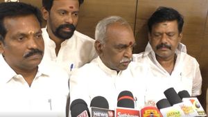 அதிமுக பலத்தோடு இருக்க வேண்டும்.. இனியாவது நல்ல முடிவு எடுங்க.. பாஜக பொன்.ராதாகிருஷ்ணன் அட்வைஸ்
