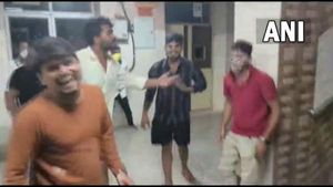  ''அரசு மருத்துவமனையில் பிறந்தநாள் பார்டி''.. உ.பி.யில் இளைஞர்கள் அட்டூழியம்.. தீயாய் பரவும் வீடியோ!
