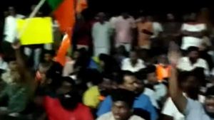 திமுக போஸ்டரை கிழிக்க முயன்ற பாஜக.. போலீசாருடன் தள்ளுமுள்ளு.. நள்ளிரவில் கோவையில் பரபரப்பு! 