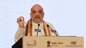 ஹிந்தியை திணிக்க முயலும் பாஜக! அமித்ஷா நிகழ்ச்சி பேனரால் மீண்டும் புகையும் கர்நாடகா!கடும் எதிர்ப்பு!