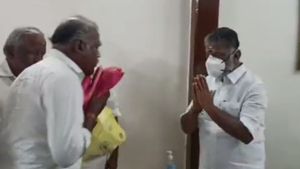 போதும்.. லிஸ்ட் பெரிசாயிட்டே போகுது! நள்ளிரவில் ஓபிஎஸ் வீட்டில் குவிந்த ‘தலைகள்’! ஹாப்பி அண்ணாச்சி! 