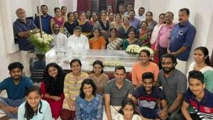 இறந்த மூதாட்டியுடன் சிரித்தபடி குரூப் போட்டோ.. கடும் விமர்சனம்.. பின்னணியில் உள்ள ‛அடடே’ காரணம்