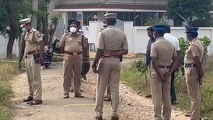 கணவனை விட்டு குழந்தைகளோடு பறந்த ’பச்சைக்கிளி’! கணவன் செய்த கொடூர செயல்! திடுக்கிட்ட திருப்பூர்! 
