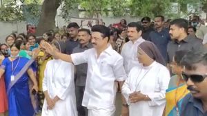 ஒரே ஆரவாரம்.. சரசரவென நடந்து வந்த முதல்வர் ஸ்டாலின்.. உற்சாக முழக்கம் எழுப்பிய கல்லூரி மாணவிகள்! 