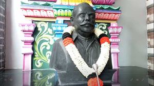 தந்தை அன்பின் முன்னே! தந்தைக்கு சிலை வைத்து சிலிர்க்க வைத்த தனயன்கள்! கண்கலங்கிய கன்னியாகுமரி! 