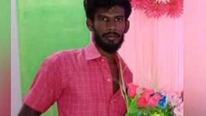 நெல்லையில் பயங்கரம்... பழிக்குப் பழியாக வாலிபர் படுகொலை... உறவினர்கள் சாலை மறியலால் பதற்றம்