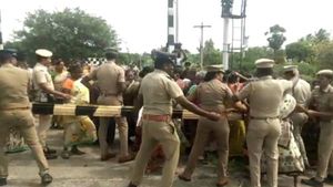 திருத்தணியில் பெண் ஐ.ஏ.எஸ்.அதிகாரியின் தாயார் வீடு இடிப்பு! ஆக்கிரமிப்பை அகற்றிய வருவாய்த் துறை! 