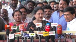 மத்திய அரசு அல்ல.. அதிமுக பிளவுக்கு திமுகதான் காரணம்.. சசிகலா பரபரப்பு குற்றச்சாட்டு! 