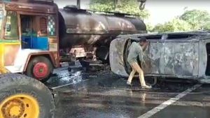 திண்டிவனத்தில்  ஆவின் பால் லாரி மீது அடுத்தடுத்து மோதல்..பற்றி எரிந்த வாகனங்கள்- ஒருவர் பலி! 