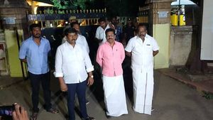 பிடிஆர் கார் மீது செருப்பு வீச்சு.. தூண்டியது நானா? 