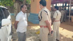 கோவில் திருவிழாவில் இருதரப்பினர் மோதல் - பெட்ரோல் குண்டு வீச்சால் பதற்றம் - போலீஸ் குவிப்பு!