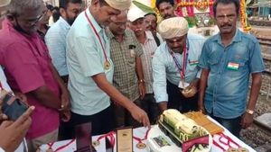  வைகை எக்ஸ்பிரஸ் ரயிலுக்கு  45-ஆவது பிறந்தநாள் - கேக் வெட்டி கொண்டாடிய பயணிகள்!