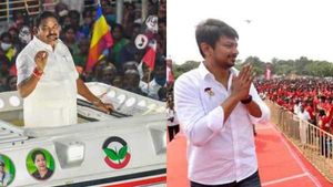 அங்கிட்டு எடப்பாடி பழனிசாமி.. இங்கிட்டு உதயநிதி ஸ்டாலின்.. திணறும் மலைக்கோட்டை மாநகரமாம் திருச்சி! 