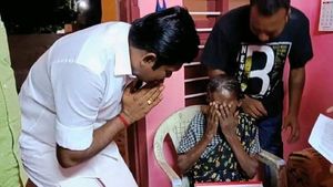 குடிகொண்ட குழந்தை சிரிப்பு! அதிகாரிகளுக்கு முதல்வர் போட்ட ஆணை! வேலம்மாள் பாட்டிக்கு கிடைத்தது வீடு! 