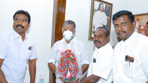 அன்றே கணித்த ஓபிஎஸ்! அதிமுகவில் அணி தாவிய ’திண்டுக்கல்’ நிர்வாகிகள்! இன்னும் லிஸ்ட் நிறைய இருக்காம்!