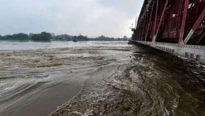  'யமுனை ஆற்றில் அபாய அளவை தாண்டி ஓடும் நீர்'.. கரையோர மக்களுக்கு எச்சரிக்கை.. மீட்பு பணி தீவிரம்!