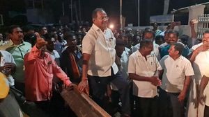 கிராக்கி செய்த கிரானைட் தொழிற்சாலை! ஜேசிபியுடன் வந்து நின்ற பாமக எம்.எல்.ஏ.! பதறிய அதிகாரிகள்! 