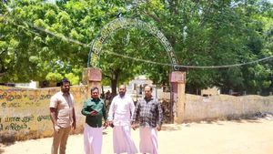 நோ ப்ராப்ளம்.. “ஹிஜாப்” அணிந்து ஸ்கூல் வரலாம்! பெற்றோர்களிடமே சொன்ன அரசு பள்ளி தலைமை ஆசிரியை 