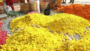 மணக்கும் மல்லிகை விலை.. ஒரு கிலோ ரூ.3000 ஆயிரத்தை தொட்டது. பிற பூக்களின் விலையும் விண்ணை தொட்டது 