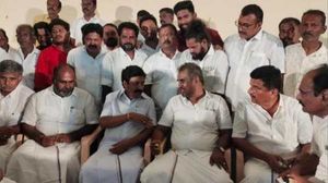 கோவைக்கு பறந்த சீனியர் மாஜிக்கள்.. ‘சிக்கியதா?’ பரபர ஆலோசனை.. ‘உற்சாகம்’ குறையாத வேலுமணி! என்னாச்சு? 