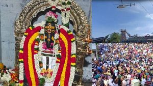 அன்னூர் செல்வ விநாயகர் கோவில் கும்பாபிஷேகம்..கோபுரத்தின் மீது 121 கிலோ மலர் தூவிய ஹெலிகாப்டர் 