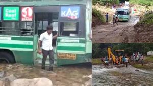 ஈரோடு அருகே திக், திக்.. வெள்ளத்தில் பயணிகளுடன் சிக்கிய அரசு பேருந்து.. கிராம மக்கள் உதவியால் மீட்பு