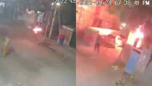 மதுரையில் ஆர்எஸ்எஸ் பிரமுகர் வீட்டில் பெட்ரோல் குண்டுகள் வீச்சு..கோவை, ஈரோட்டை தொடர்ந்து பதற்றம்