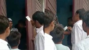 சாப்பாட்டுக்கு முண்டியடிப்பு: 'ஆதார் கார்டு இல்லன்னா விருந்து நோ'.. உபியில் கல்யாண வீட்டில் கூத்து!