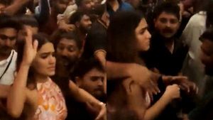  கோழிக்கோடு மாலில் பிரபல நடிகை மேல் கண்ட இடத்தில் கை வைத்த ரசிகர்.. கன்னத்தில் பளார்- வீடியோ 