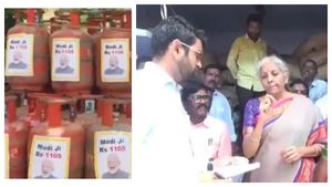 வேற மாதிரி பதிலடி.. ரேஷன் கடையில் மோடி படம் கேட்ட நிர்மலா.. சிலிண்டரில் ஒட்டி விலையை எழுதிய டிஆர்எஸ்