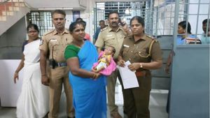 13 நாள் பச்சிளம் குழந்தைக்கு டாஸ்மாக் சரக்கு.. திண்டுக்கல் பேருந்து நிலையத்தில் போதை பெண் பயங்கரம்!