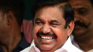 திருப்பதியில் இபிஎஸ் சாமி தரிசனம் .. தேங்காய் உடைத்து, கற்பூரம் ஏற்றி வழிபாடு.. பின்னணி! 